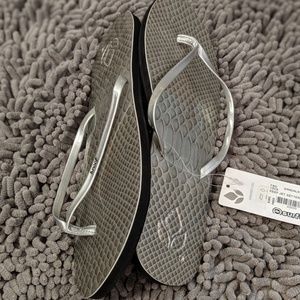 Reef Silver metallic thongs NWT